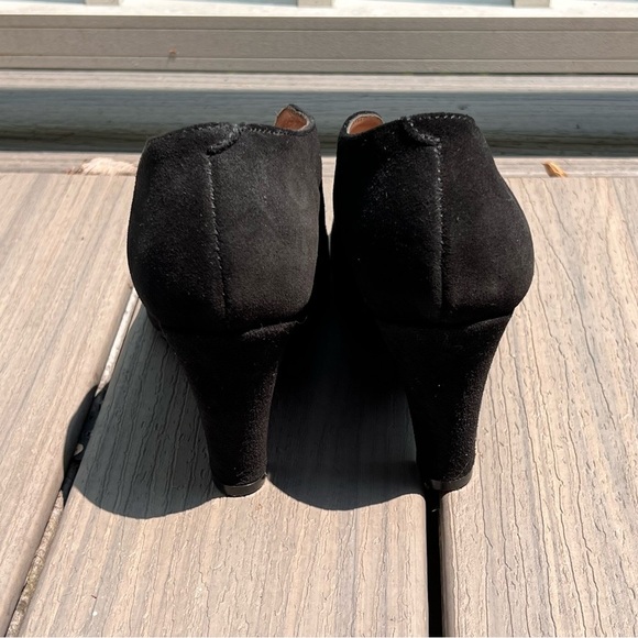 Eric Michael Black Suede Ankle Boots Sleek and Comfortable - Picture 5 of 8